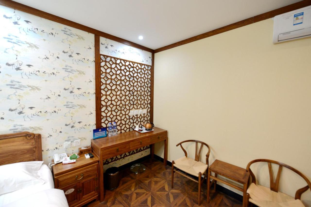 The East Hotel-Very Close To The Drum Tower,The Lama Temple,Houhai Bar Street,And The Forbidden City,There Are Many Old Beijing Traditional Hutongs Around The Hotel ,Experience The Culture Of Old Beijing Hutongs,Near Exit A Of Shichahai On Metro Line Εξωτερικό φωτογραφία
