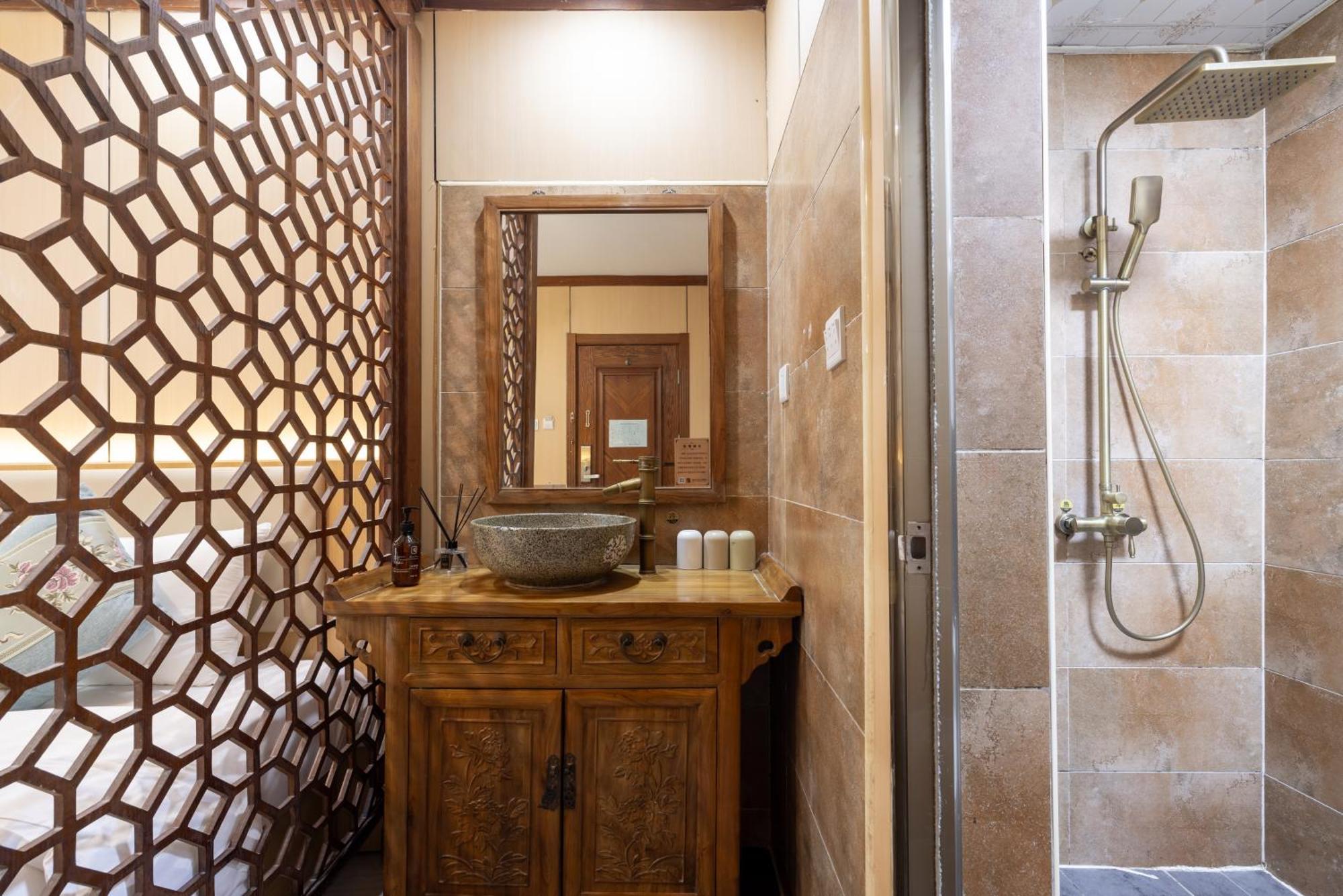 The East Hotel-Very Close To The Drum Tower,The Lama Temple,Houhai Bar Street,And The Forbidden City,There Are Many Old Beijing Traditional Hutongs Around The Hotel ,Experience The Culture Of Old Beijing Hutongs,Near Exit A Of Shichahai On Metro Line Εξωτερικό φωτογραφία
